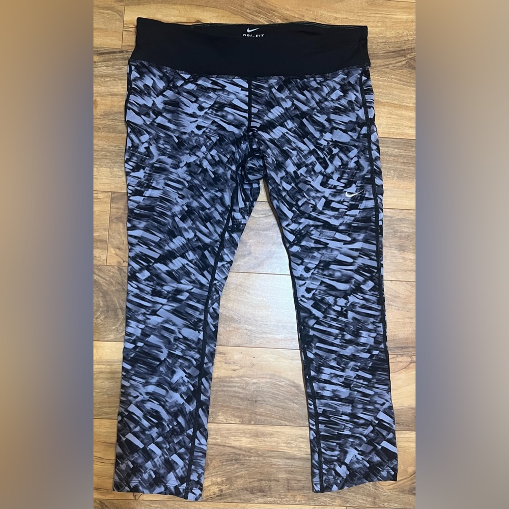 Women’s Nike Compression Tight Workout Capris (worn maybe once)